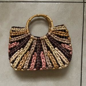 Multicolor straw handbag.